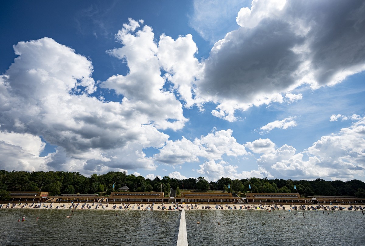 ARCHIV - 27.07.2021, Berlin: Besucher des Strandbades am Wannsee genießen das sonnige Wetter am Wasser. (zu dpa: «Ausstellung zeigt Ideen für Strandbad Wannsee») Foto: Fabian Sommer/dpa +++ dpa-Bildfu ...
