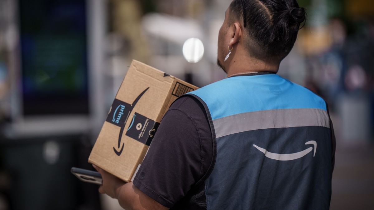 ARCHIV - 16.09.2023, USA, New York: Ein Amazon Bote liefert ein Paket in Manhatten aus. Amazon hat Umsatz und Gewinn im vergangenen Quartal dank seines Handelsgesch