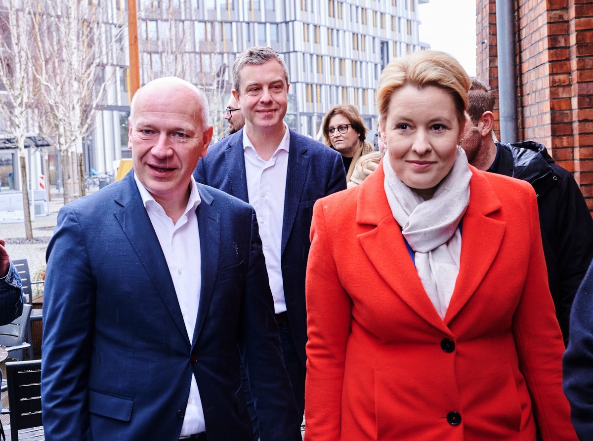 17.02.2023, Berlin: Kai Wegner (l, CDU), Spitzenkandidat und Landesvorsitzender seiner Partei, und Franziska Giffey (r, SPD), Regierende B�rgermeisterin von Berlin, kommen auf dem EUREF-Campus zu Sond ...