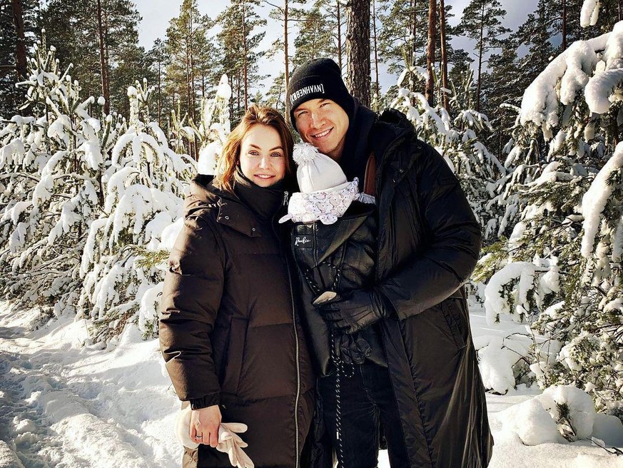"Let's Dance"-Star Evgeny Vinokurov teilte dieses Foto mit seiner Partnerin Nina Bezzubova und dem gemeinsamem Kind im Litauen-Urlaub.