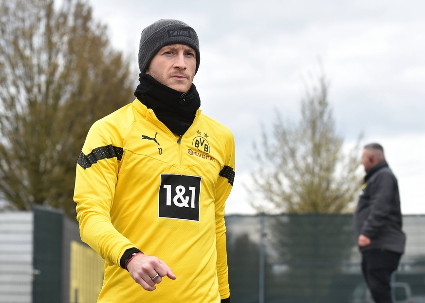 21.03.2023, Dortmund, Germany, BVB-Trainingsgelaende Hohenbuschei, BV Borussia Dortmund - Training - 21.03.2023, Marco Reus Borussia Dortmund schaut Foto Ralf Treese, Ralf Treese Dortmund BVB-Training ...