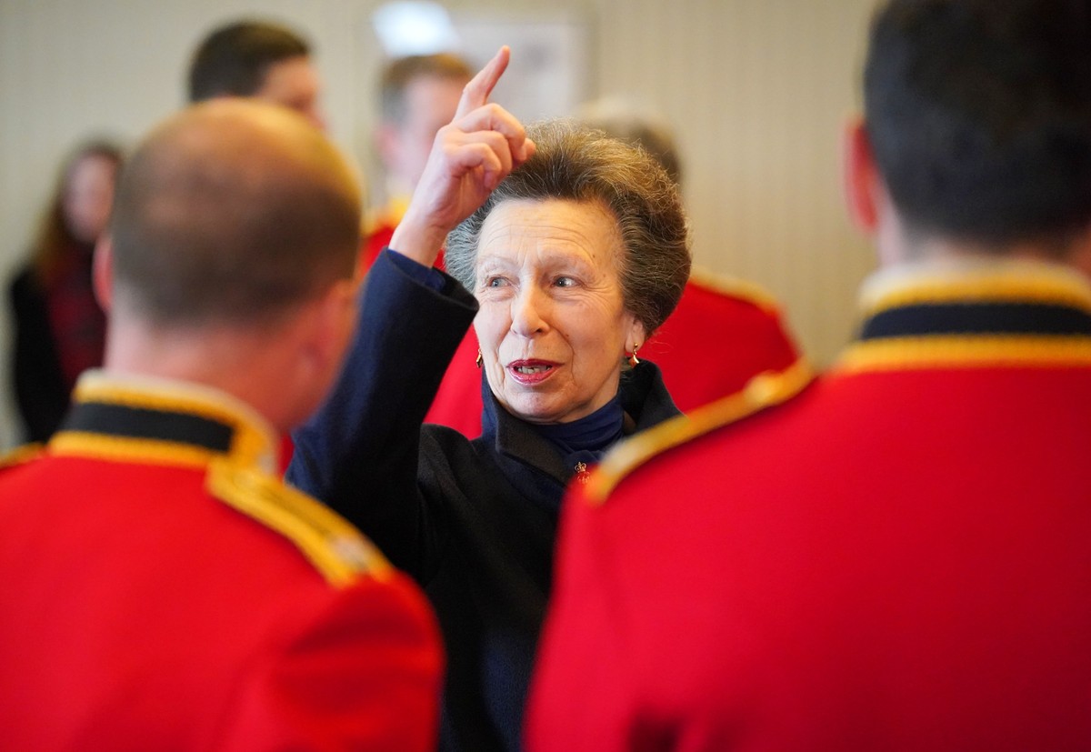 03.05.2023, Gro�britannien, London: Prinzessin Anne (M), Oberst der �Blues and Royals�, trifft hochrangige Unteroffiziere der Household Division in den Wellington Barracks im Vorfeld der Kr�nung. Die ...