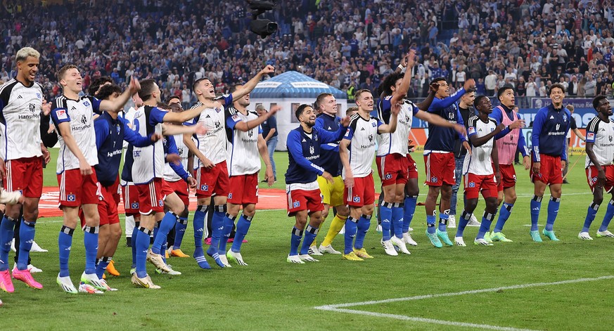 Die Mannschaft des HSV feiert mit den Fans, Robert Glatzel HSV, Immanuel Pherai HSV... Fussball, Herren, Saison 2023/2024, 2.BL, Volksparkstadion, Hamburger SV gegen FC Schalke 04, 5-3 DFL REGULATIONS ...