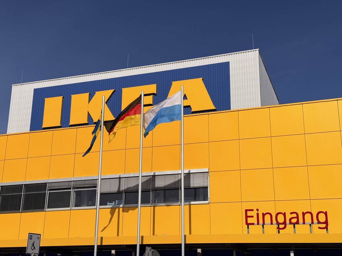 Die Filiale von IKEA Eching ist mit einer schwedischen, einer deutschen und einer bayerischen Fahne / Flagge beflaggt - München 21.03.2025 *** The IKEA Eching store is flagged with a Swedish, a German ...