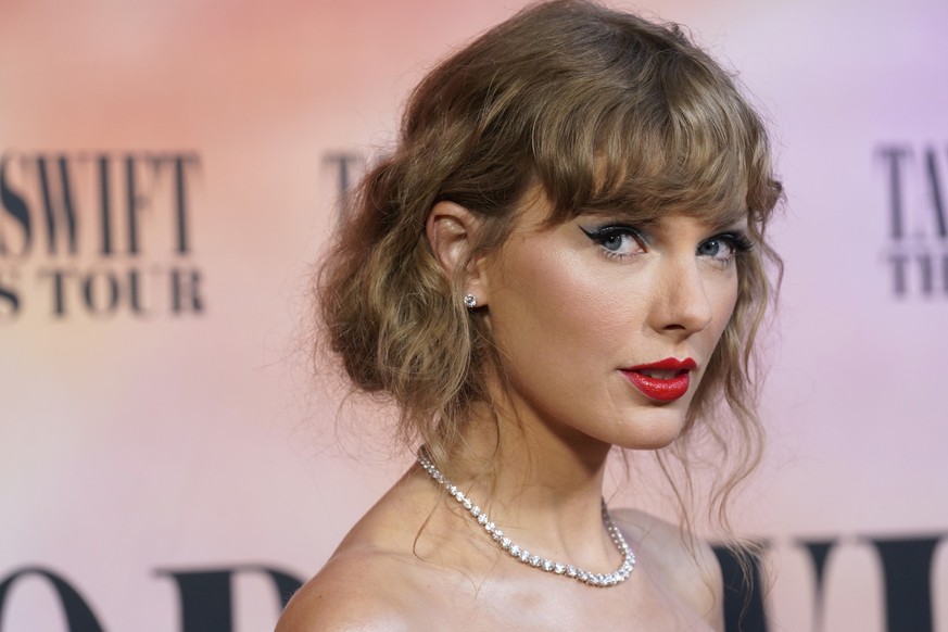 11.10.2023, USA, Los Angeles: Taylor Swift kommt zur Weltpremiere des Films &quot;Taylor Swift: The Eras Tour&quot; im AMC The Grove 14. Foto: Chris Pizzello/Invision/AP/dpa +++ dpa-Bildfunk +++