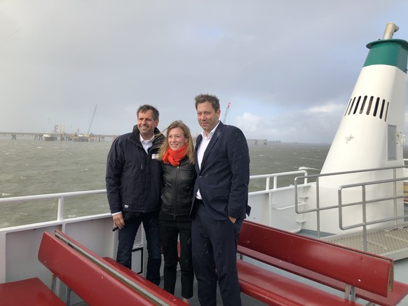 Olaf Lies (Umweltminister Niedersachsen), Siemtje Möller (MdB) und Lars Klinbeil (SPD-Vorsitz) beim Besuch des LNG-Terminals in Wilhelmshaven.