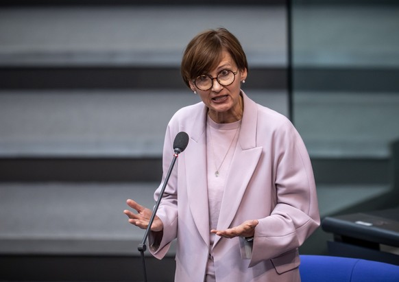 April 19, 2023, Berlin: Bettina Stark-Watzinger (FDP), Federal Minister of Education and Research, takes part in the federal government's survey in the plenary hall of the Bundestag.  Photo: Michael Kappeler/dpa ++ ...