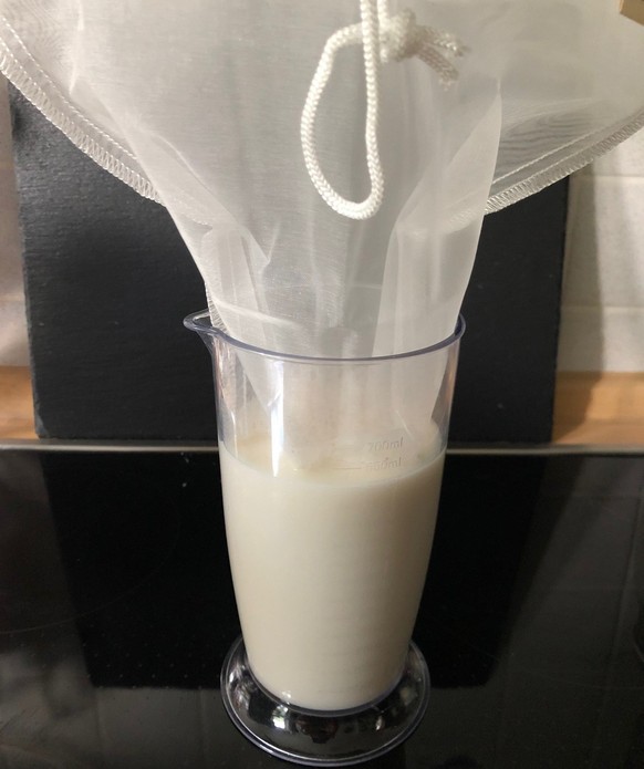 Nach dem Filtern sieht alles deutlich nach Milch und nicht mehr wie Müsli aus.