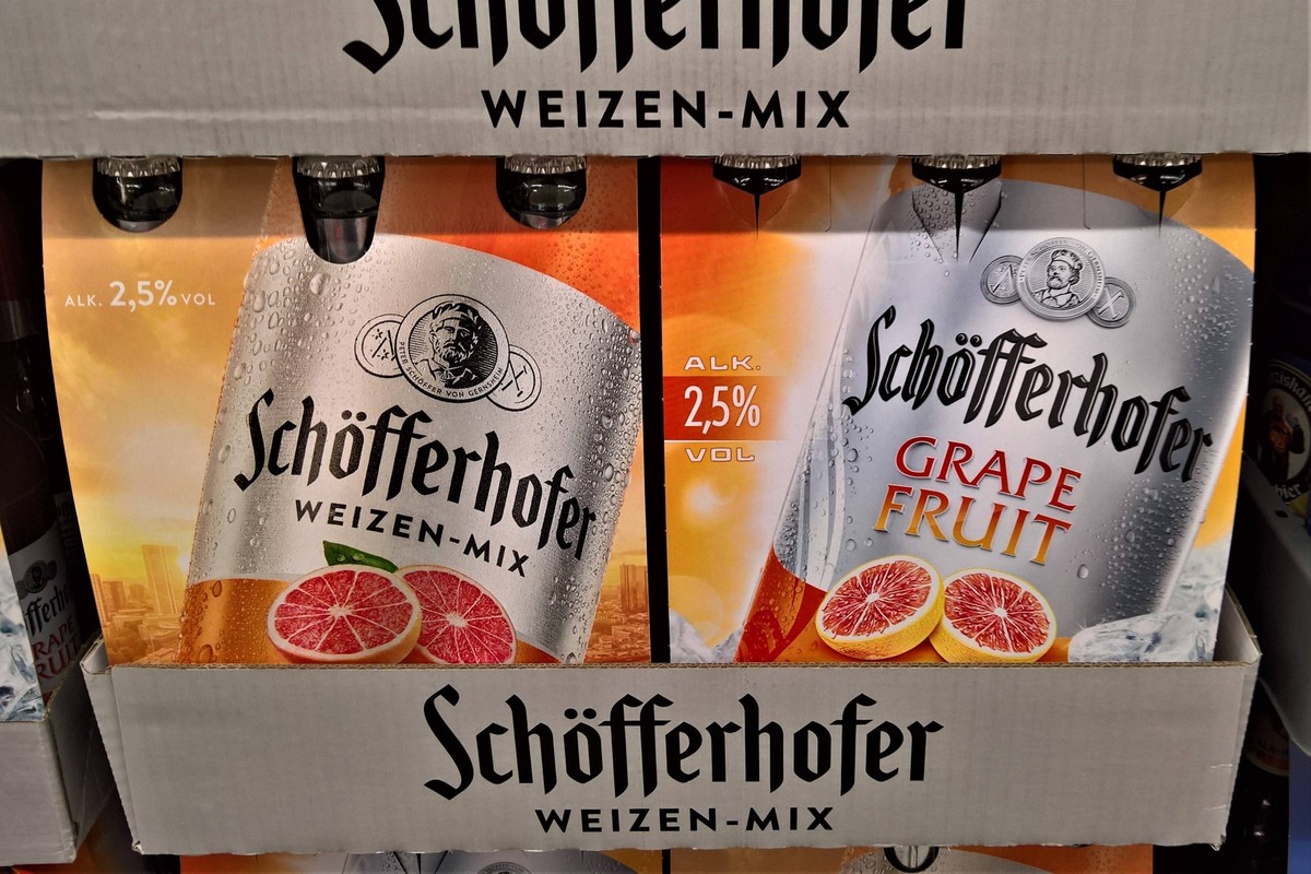 Das Schoefferhofer Weizen ist ein Bier der Binding-Brauerei AG in Frankfurt am Main. Foto: Schoefferhofer Weizen Mix *** The Schoefferhofer Wheat is a beer of the Binding Brauerei AG in Frankfurt am M ...