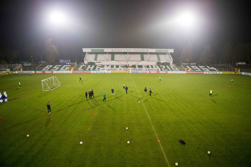 Im Alfred-Kunze-Sportpark in Leipzig-Leutzsch sorgt eine mobile Flutlichtanlage für ausreichend Licht. Kostenpunkt: 100.000 Euro.