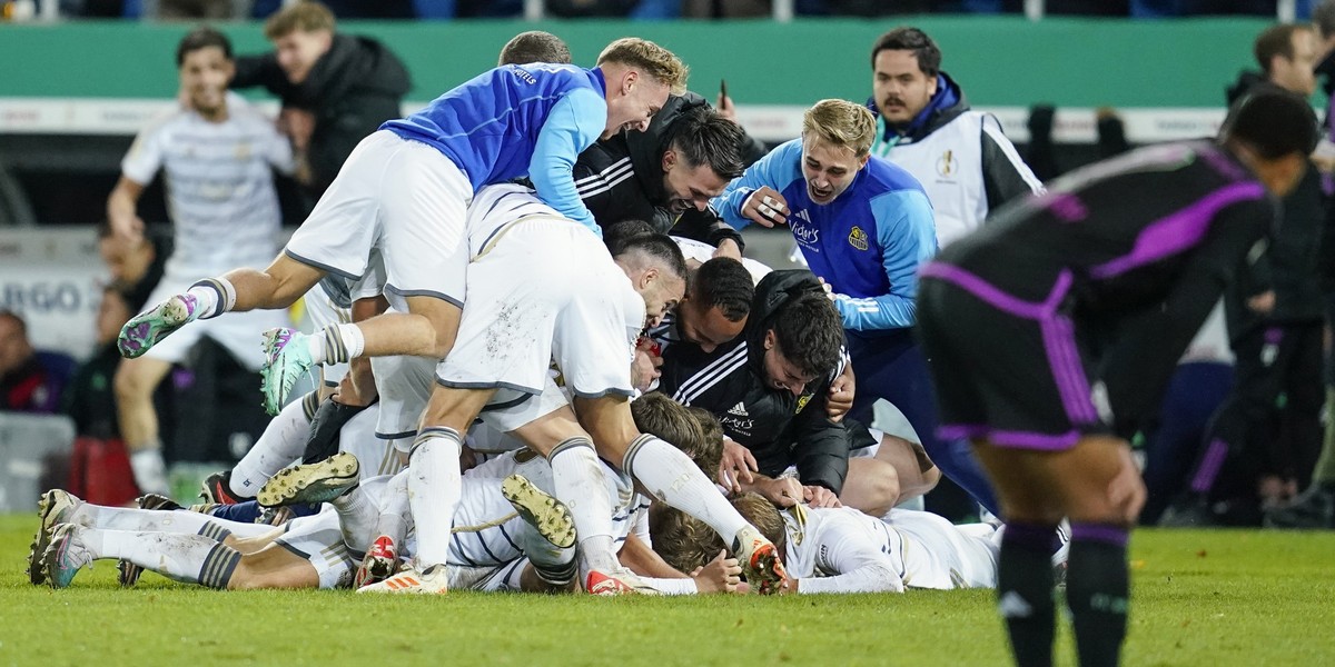 ARCHIV - 01.11.2023, Saarland, Saarbrücken: Fußball: DFB-Pokal, 1. FC Saarbrücken - Bayern München, 2. Runde, Ludwigspark-Stadion. Saarbrückens Mannschaft jubelt über den Sieg. Bayern-Schreck 1. FC Sa ...