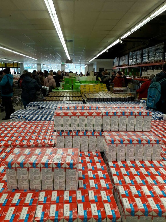 Wer sich beim Anstehen langweilen sollte, kann sich mit Milch zählen die Zeit vertreiben.