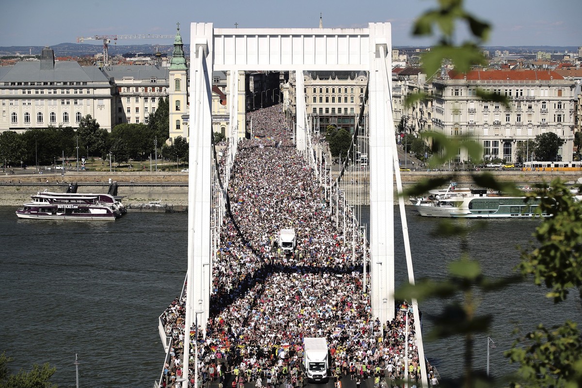 28.06.2025, Ungarn, Budapest: Teilnehmer des Pride-Marsches überqueren die Elisabeth-Brücke in Budapest. Foto: Rudolf Karancsi/AP/dpa +++ dpa-Bildfunk +++