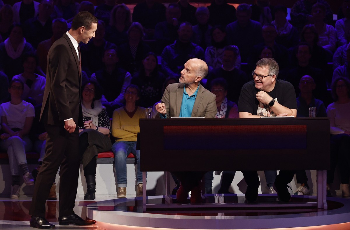 ARD WER WEISS DENN SOWAS? FOLGE 1092, &quot; Christina Athenstädt und Christoph Maria Herbst&quot;, am Montag (15.01.24) um 18:00 Uhr im ERSTEN.
Moderator Kai Pflaume (l.) mit Rateteam-Kapitän Elton ( ...