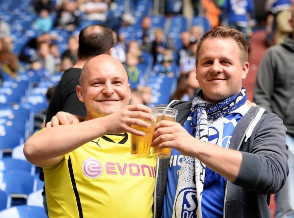 01.04.2017 - Fussball - Saison 2016 2017 - 1. Bundesliga - 26. Spieltag: FC Schalke 04 - Borussia Dortmund - / AuWo - Es geht auch friedlich - Dortmund und Schalke Fan trinken gemeinsam ein Bier vor d ...