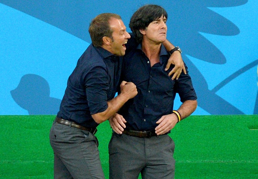 ARCHIV - 08.07.2014, Brasilien, Belo Horizonte: Der damalige Bundestrainer Joachim Löw (r) und sein damaliger Assistent Hans-Dieter «Hansi» Flick jubeln nach einem Tor im Halbfinalspiel Brasilien-Deut ...