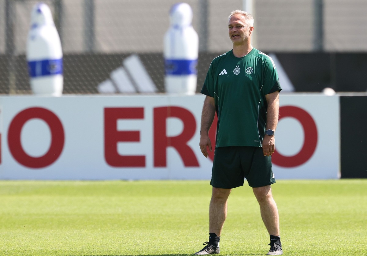 22.06.2025, Bayern, Herzogenaurach: Fußball, EM, Frauen, Früh-Training beim Medientag im Trainingslager des DFB-Teams. Deutschlands Trainer Christian Wück steht auf dem Trainingsplatz. Foto: Daniel Lö ...
