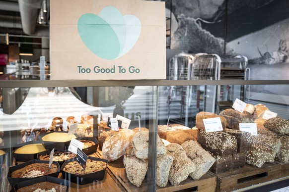 Too Good To Go hos Emmerys, en af Too Good To Gos partnere, paa Noerreport i Koebenhavn, onsdag den 3. juni 2020.. , Copenhagen Denmark *** Too Good To Go at Emmerys, one of Too Good To Gos partners,  ...