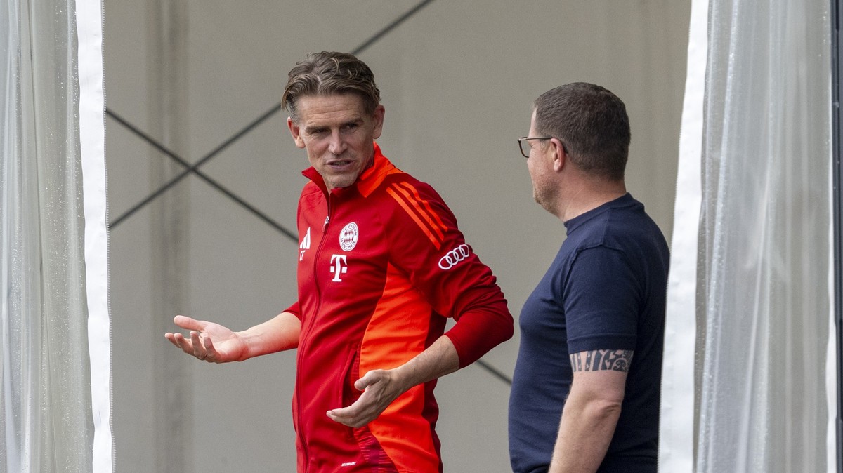 22.07.2024, Bayern, Rottach-Egern: Fußball: Bundesliga, Trainingslager FC Bayern. Münchens Sportdirektor Christoph Freund (l) spricht mit Max Eberl. Foto: David Inderlied/dpa +++ dpa-Bildfunk +++