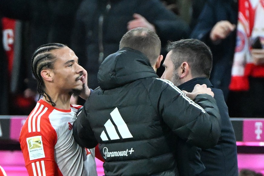 24.01.2024, Bayern, München: Fußball: Bundesliga, 13. Spieltag (Nachholespiel), FC Bayern München- 1. FC Union Berlin. Unions Trainer Nenad Bjelica (r) greift Bayern Münchens Leroy Sane (l) ins Gesich ...