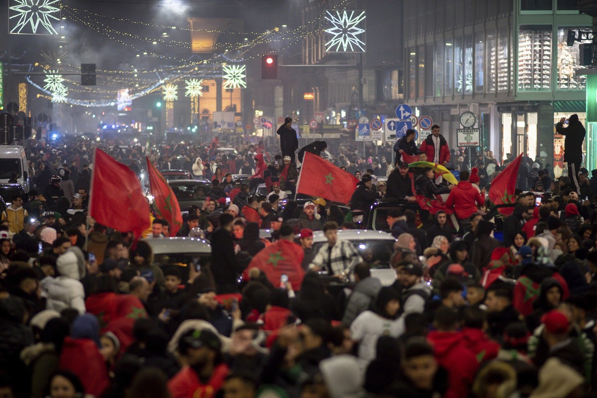 10.12.2022, Italien, Mailand: Fußball, WM, Marokko - Portugal, Finalrunde, Viertelfinale, Marokko-Fans feiern auf der Straße nach dem Sieg ihrer Mannschaft. Foto: Claudio Furlan/LaPresse/dpa +++ dpa-B ...