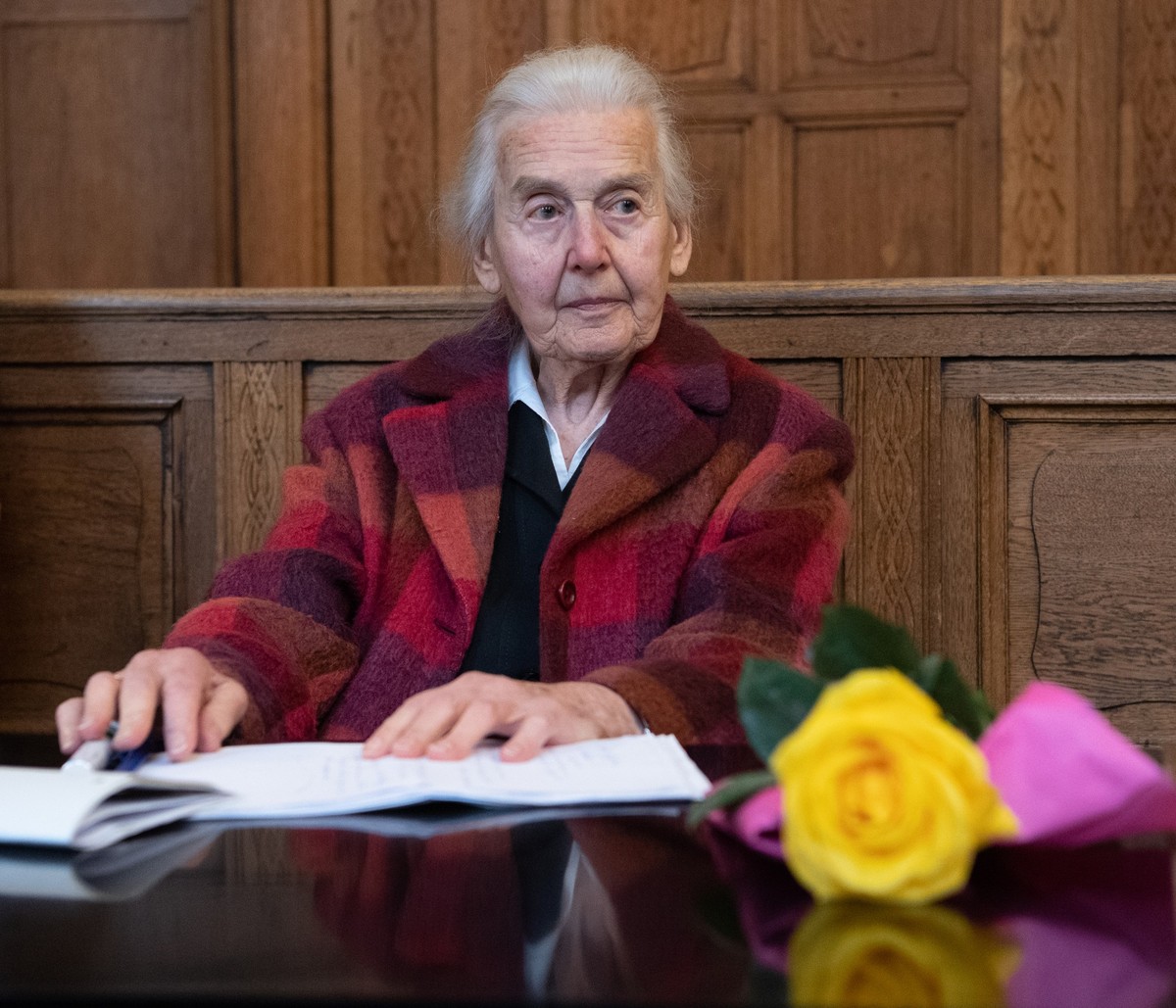 ARCHIV - 17.11.2020, Berlin: Holocaust-Leugnerin Ursula Haverbeck sitzt 2020 vor Beginn eines Prozesses wegen Volksverhetzung in einem Gerichtssaal. Nun beginnt in Hamburg erneut ein Prozess gegen sie ...