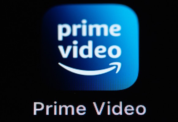 ARCHIV - 07.03.2022, Baden-W�rttemberg, Rottweil: Die Amazon Prime Video-Anwendung ist auf dem Display eines iPhone SE zu sehen. Der Verbraucherzentrale Bundesverband (VZBV) will rechtlich gegen den S ...