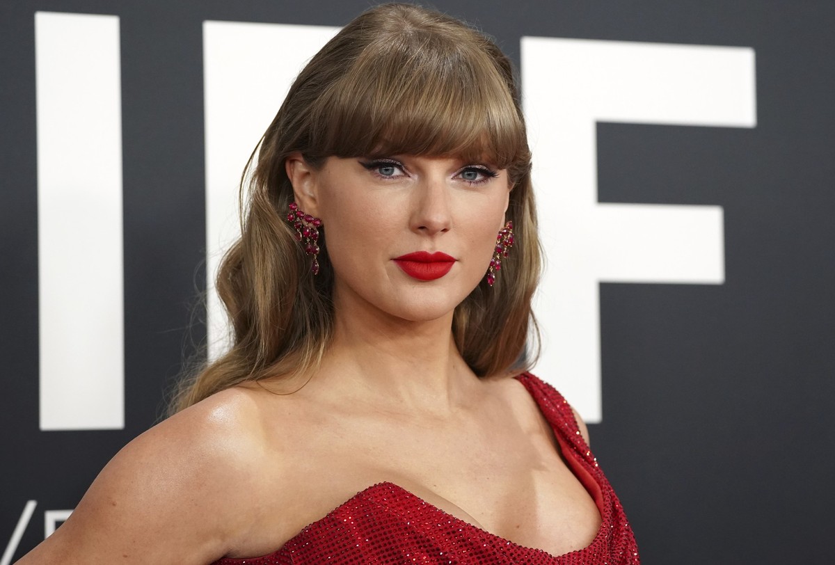 ARCHIV - 02.02.2025, USA, Los Angeles: Taylor Swift kommt zur 67. Grammy-Verleihung. (zu dpa: «Luxuriöses, Fotos, Gedichte - Taylor Swift wirbt für Album») Foto: Jordan Strauss/Invision/dpa +++ dpa-Bi ...