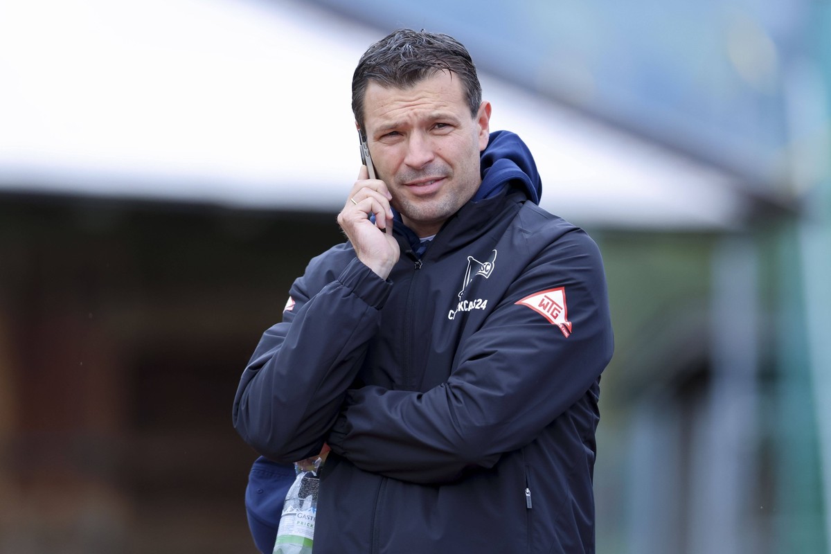 Sportdirektor Benjamin Weber Hertha BSC Berlin schaut, , Training Hertha BSC Berlin, Sportplatz Langau am 16. July 2025 in Kitzbuehel, Oesterreich. Foto von Marco Steinbrenner/DeFodi Images Sportdirek ...