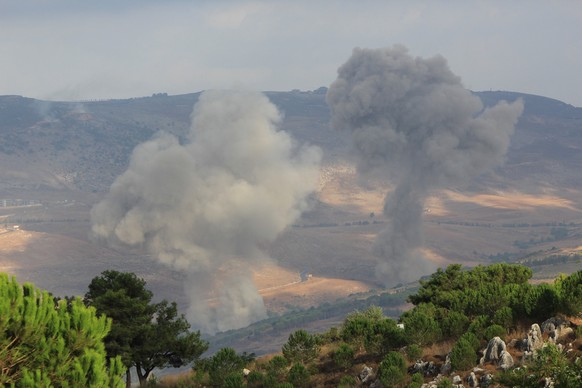 22.09.2024, Libanon, Jezzine: Durch israelische Luftangriffe verursachter Rauch steigt �ber der Stadt im S�dlibanon auf. Foto: Abu Hamdan/XinHua/dpa +++ dpa-Bildfunk +++
