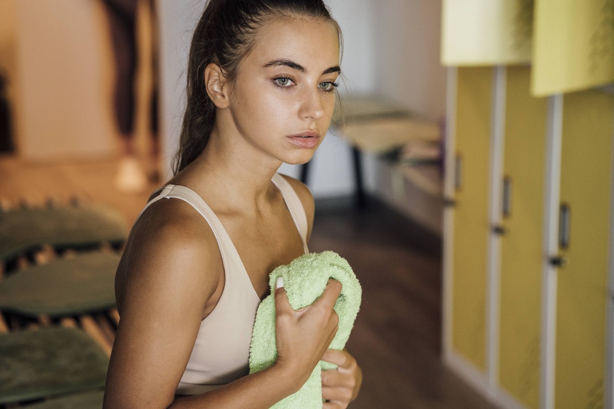 Young woman in locker room finishing workout in gym model released Symbolfoto property released PUBLICATIONxINxGERxSUIxAUTxHUNxONLY VPIF01281