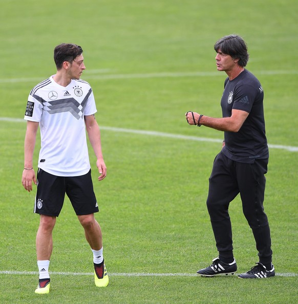 Bundestrainer Joachim Jogi Loew (Deutschland) spricht mit Mesut Oezil (Deutschland).
GES/ Fussball/ Vorbereitung auf die WM 2018: Training der deutschen Nationalmannschaft in Suedtirol, 24.05.2018
F ...