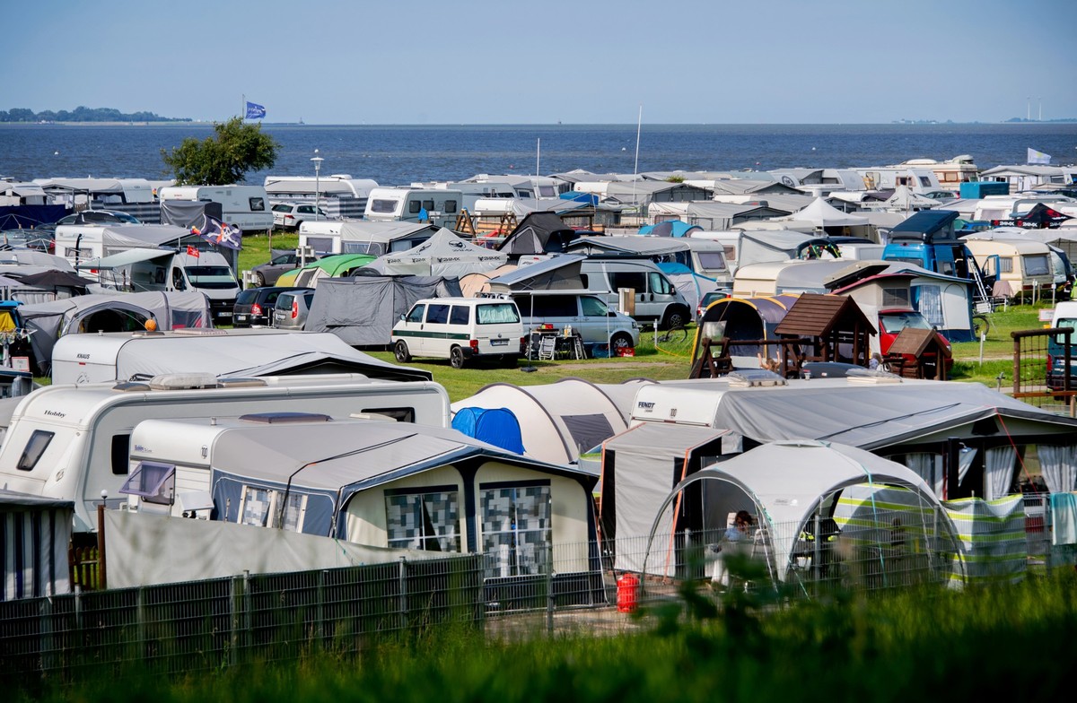 ARCHIV - 26.07.2024, Niedersachsen, Dangast: Zahlreiche Wohnwagen und Wohnmobile stehen bei sonnigem Wetter auf einem Campingplatz am Jadebusen. (zu dpa: «Übernachtungszahlen beim Camping steigen auf  ...