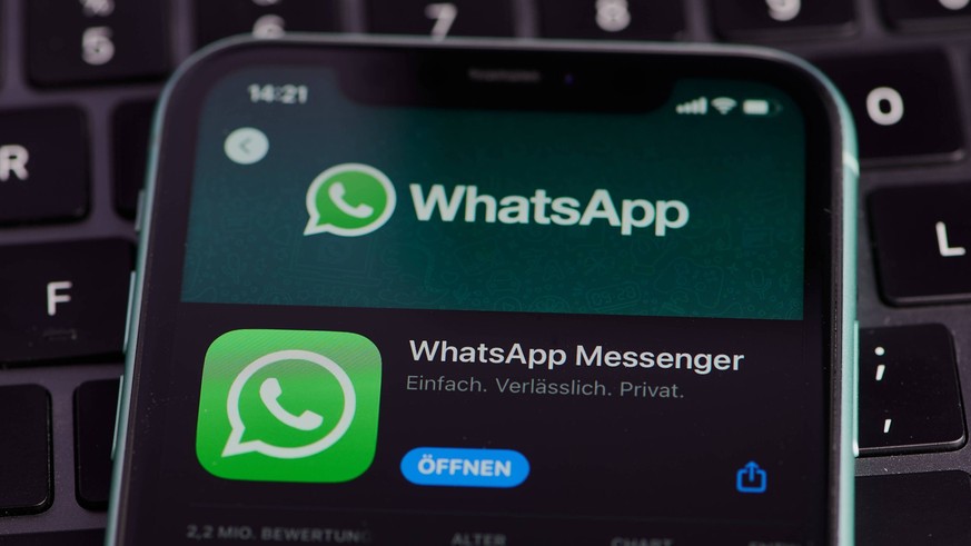 Mainz, Deutschland - 25. September 2022: App-Symbol des Whatsapp-Messengers auf einem deutschen Smartphone im App Store *** Mainz, Germany 25 September 2022 App symbol of Whatsapp MESSENGERS at a Germ ...