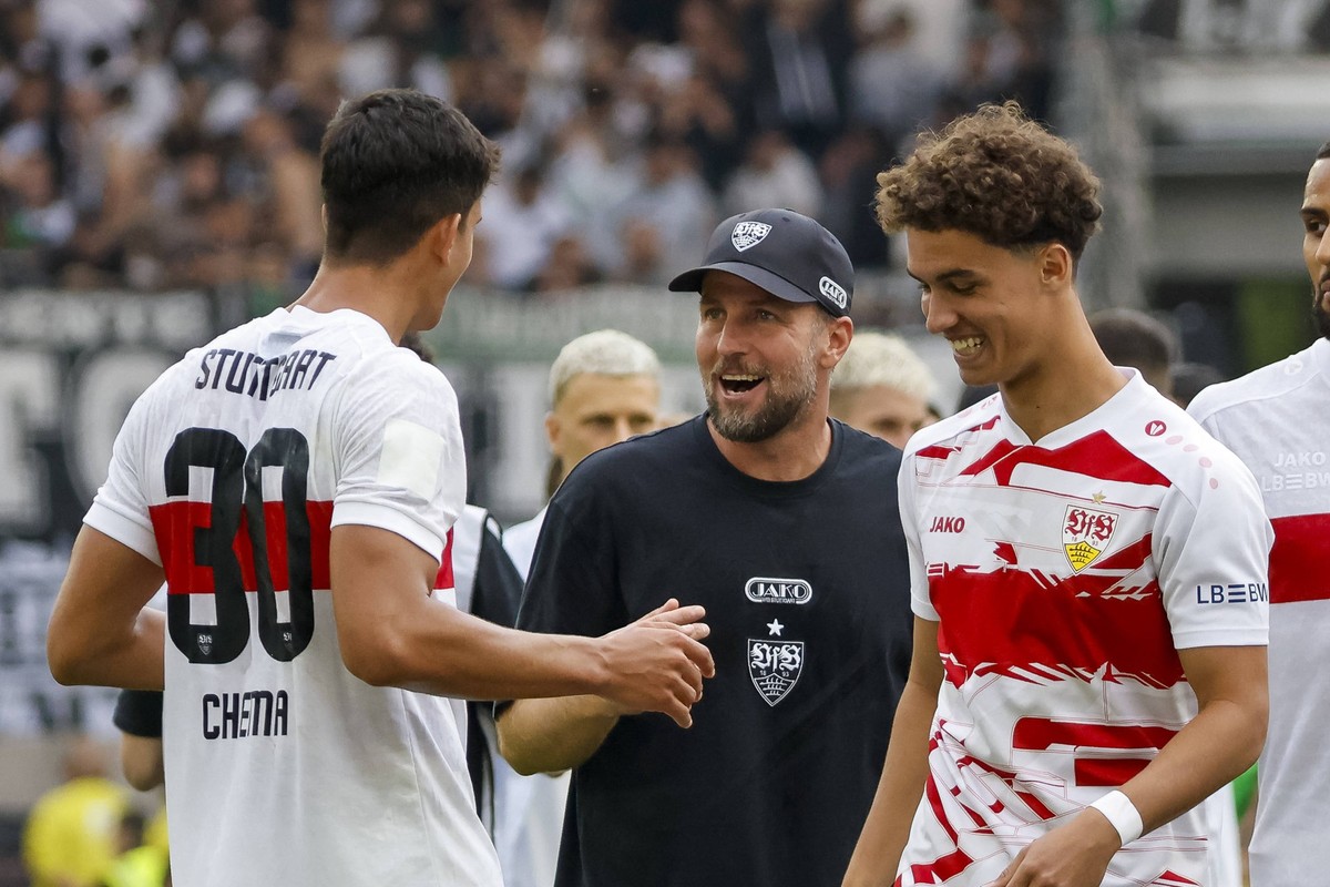 Chema VfB Stuttgart, 30, Sebastian Hoene�, Hoeness VfB Stuttgart, Trainer und Noah Darvich VfB Stuttgart, 19 nach dem Spiel , Deutschland, Fussball, 1. Bundesliga, 2.Spieltag, 2025/2026, VfB Stuttgart ...