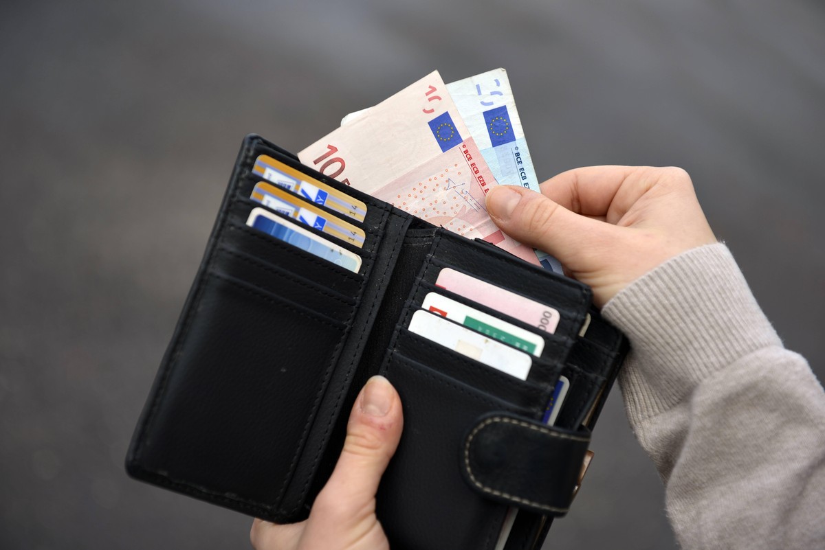Hand zieht EURO Geldscheine aus Geldbeutel
Hand shoots Euro Cash receipts out Wallet