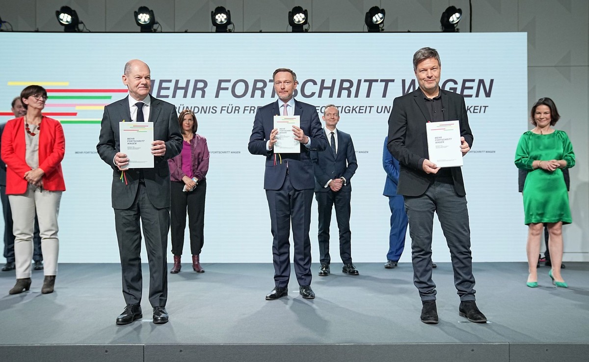 ARCHIV - 07.12.2021, Berlin: (vorne v.l.) Saskia Esken (SPD), Olaf Scholz (SPD), Christian Lindner (FDP), Robert Habeck (Bündnis 90/Die Grünen), Annalena Baerbock (Bündnis 90/Die Grünen), bei der Unte ...