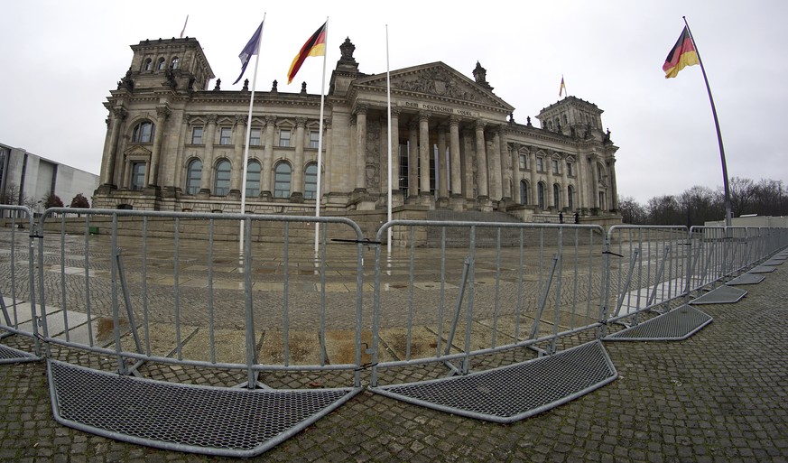 Nach der Störaktion im Bundestag von Gästen der AfD-Fraktion während einer Plenarsitzung Mitte November haben zwei Teilnehmer Hausverbot für das Parlament erhalten.
