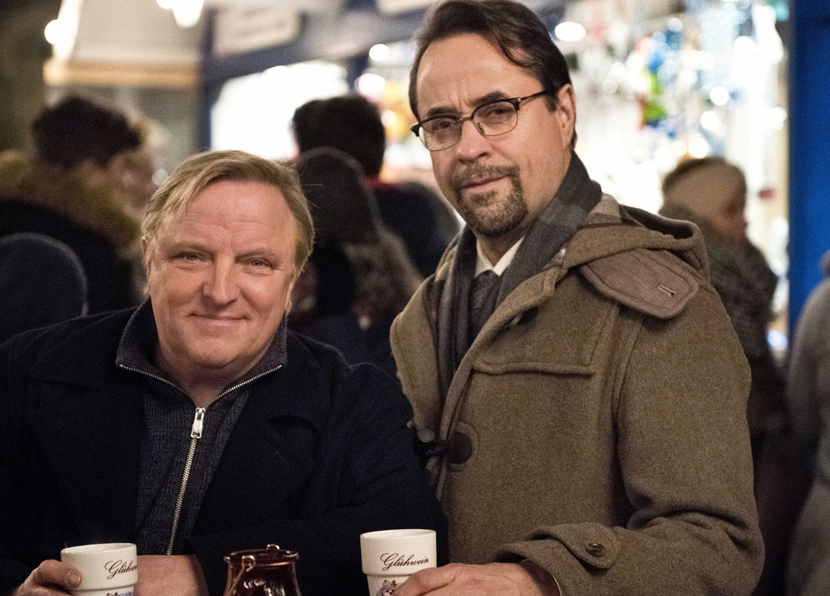 WDR Fernsehen TATORT: VÄTERCHEN FROST, Regie Torsten C. Fischer, Buch Stefan Cantz und Jan Hinter, am Samstag (21.12.24) um 20:15 Uhr.
Auf dem Weihnachtsmarkt: Kommissar Frank Thiel (Axel Prahl, links ...