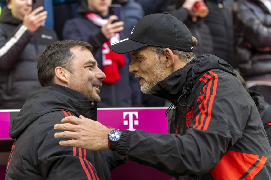 01.04.2023, Fussball 1. Bundesliga 2022/2023, 26.Spieltag, FC Bayern München - Borussia Dortmund, in der Allianz-Arena München. re: Trainer Thomas Tuchel FC Bayern München shakehands mit Co-Trainer Zs ...