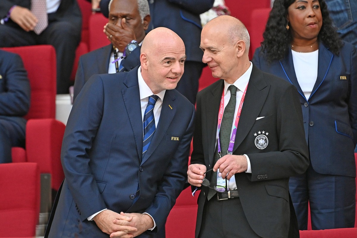 v.li:FIFA Praesident Gianni INFANTINO, mit Bernd NEUENDORF DFB Praesident Deutschland GER - Japan JPN 1-2 Gruppenphase Gruppe E am 23.11.2022, Khalifa International Stadium. Fussball Weltmeisterschaft ...