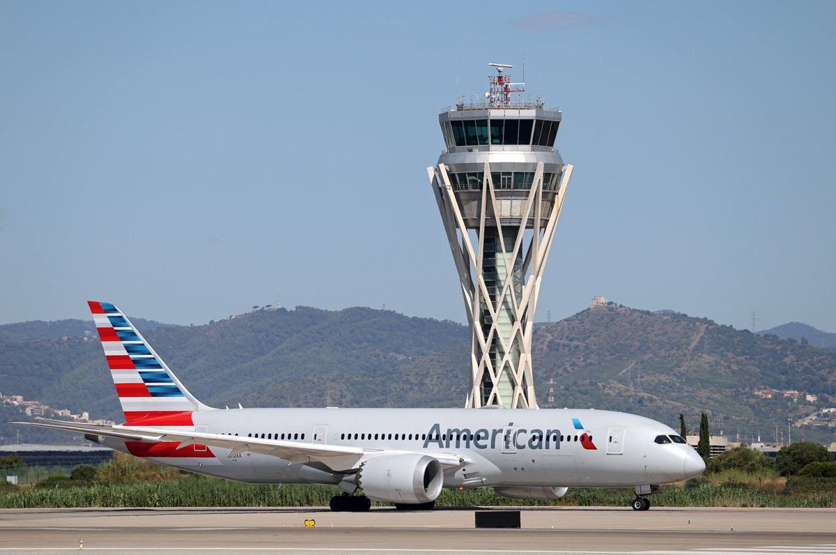 Diverse aircraft on the takeoff runway at Barcelona Airport An American Airlines Boeing 787-9 Dreamliner is on the runway for takeoff from Barcelona-El Prat Airport in Barcelona, Spain, on June 15, 20 ...