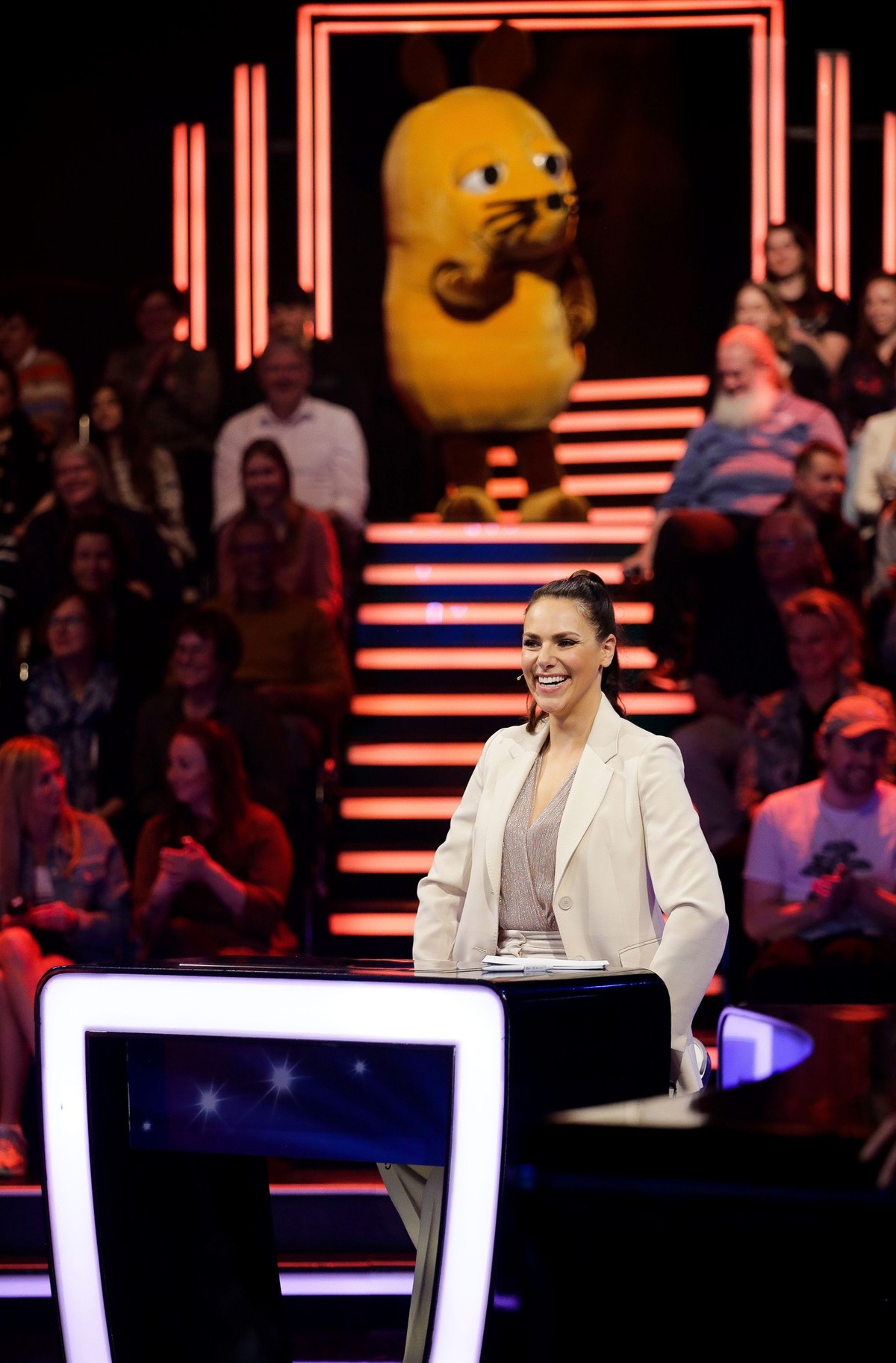 ARD/WDR FRAG DOCH MAL DIE MAUS, am Samstag (20.05.23) um 20:15 Uhr im ERSTEN.
Rateteam Elefant: v.l.n.r. Mark Foster, Nilam Farooq und Michael Kessler.
© WDR/Dirk Borm, honorarfrei - Verwendung gemäß  ...