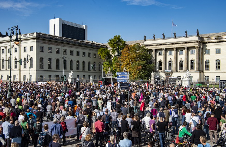 13.10.2019, Berlin: Zahlreiche Teilnehmer einer Demonstration gegen Antisemitismus stehen auf dem Bebelplatz. Veranstalter ist die Initiative «Unteilbar». Foto: Paul Zinken/dpa +++ dpa-Bildfunk +++