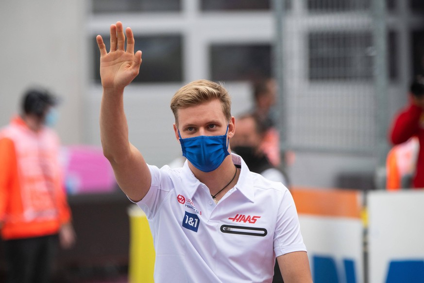 Mick Schumacher winkt den Fans beim Formel-1-Rennen in Österreich