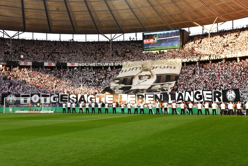 Die Frankfurt-Fans sind für gelungene Aktionen bekannt. 2018 huldigten sie den Helden von 1988, als die Eintracht 1:0 gegen den VfL Bochum gewann und zum vierten Mal nach 1981, 1975 und 1974 den Pokal ...