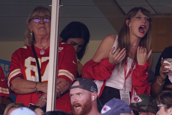 File - Taylor Swift, right, watches from a suite alongside Travis Kelce&#039;s mother, Donna Kelce, inside Arrowhead Stadium during the first half of an NFL football game between the Chicago Bears and ...