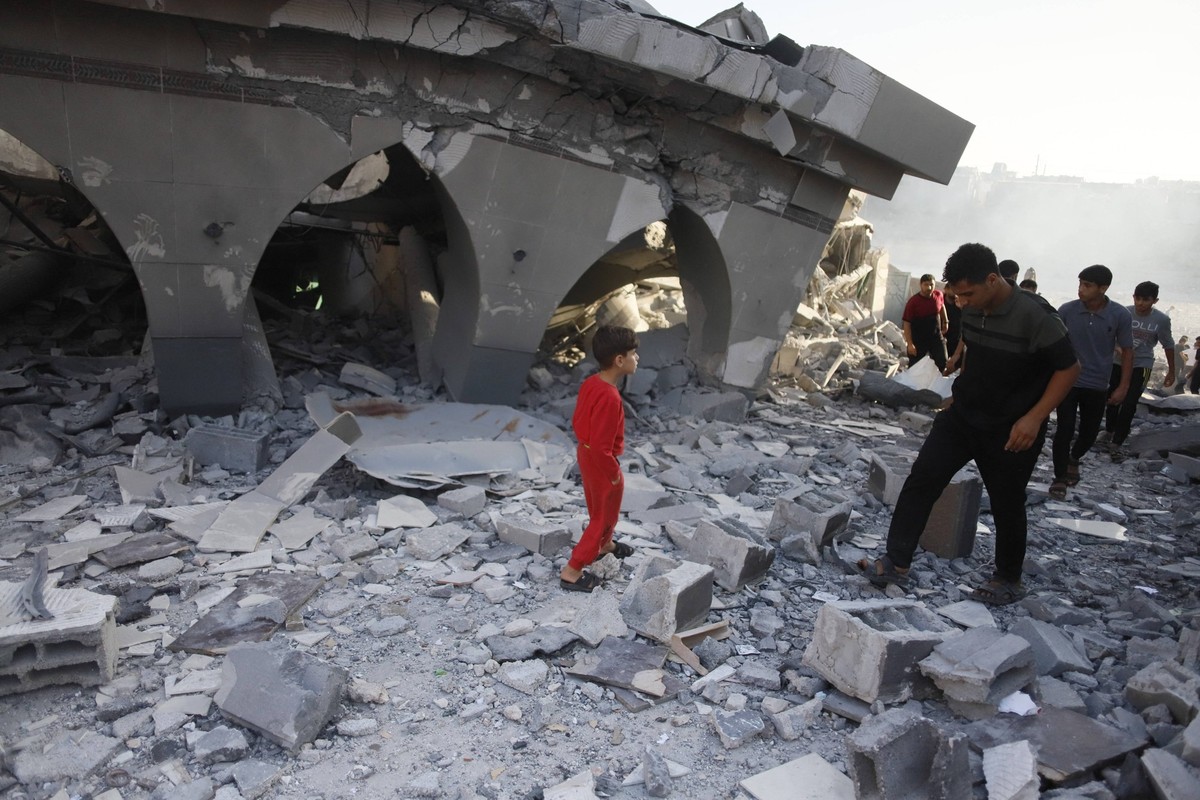Israel Strikes Khaled bin Al-Walid Mosque - Khan Yunis Citizens inspect the Khaled bin Al-Walid Mosque, which was destroyed by Israeli raids on November 08, 2023 in Khan Yunis, Gaza Strip. The preside ...