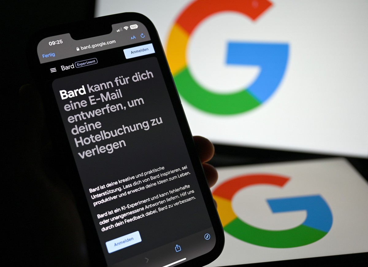 ILLUSTRATION - 13.07.2023, Hessen, Frankfurt/Main: Vor zwei Google-Logos ist der Satz &quot;Bard kann für dich eine E-Mail entwerfen, um deine Hotelbuchung zu verlegen&quot; auf dem Display eines Smar ...