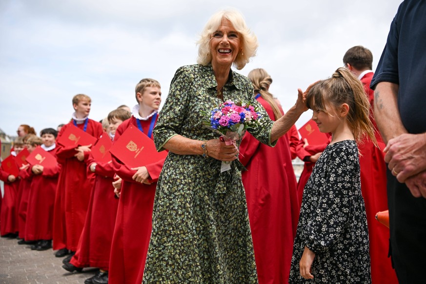 . 13/07/2023. St.Ives, United Kingdom. King Charles III and Queen Camilla meet choristers from Truro Cathedral during a visit to St.Ives in Cornwall, United Kingdom. PUBLICATIONxINxGERxSUIxAUTxHUNxONL ...